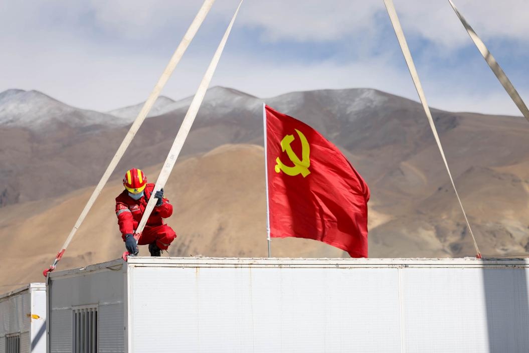 1月13日，定日縣長所鄉(xiāng)嘎布村安置點(diǎn)，中國安能三局成都基地支援震區(qū)的黨員突擊隊(duì)隊(duì)員在搭建活動(dòng)板房。人民日?qǐng)?bào)記者張武軍攝