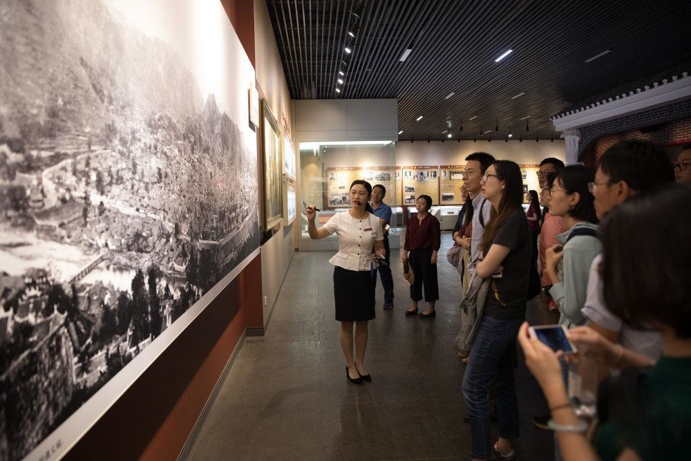 △參觀者在遵義會議紀念館聽取介紹。