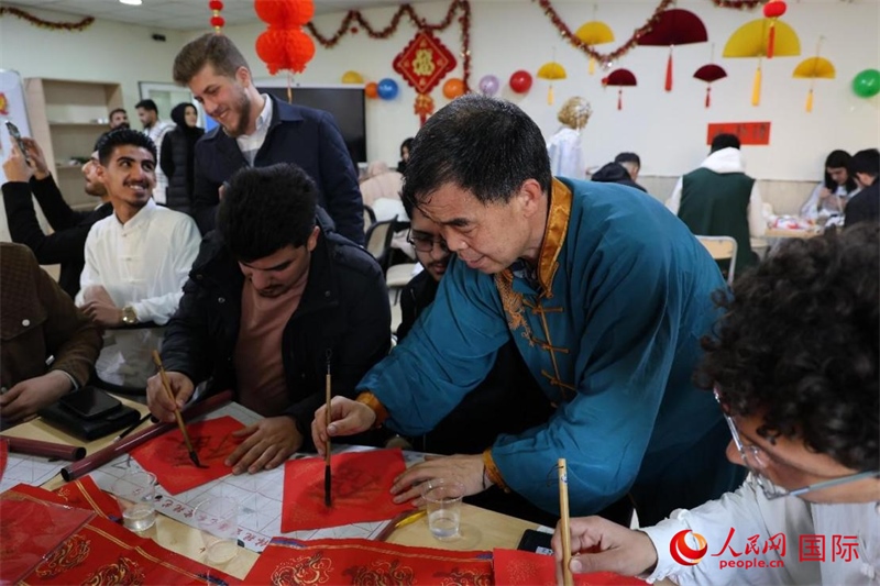 寫(xiě)福字。人民網(wǎng)伊納斯·易卜拉欣攝