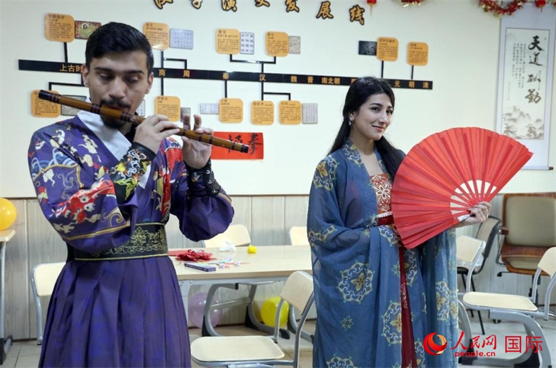 薩拉赫丁大學(xué)中文系學(xué)生們展示才藝。人民網(wǎng)伊納斯·易卜拉欣攝