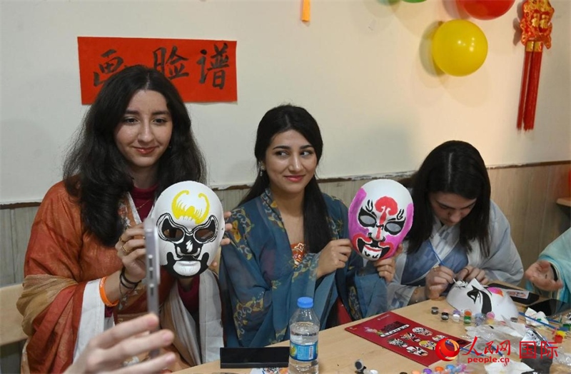 畫(huà)臉譜。人民網(wǎng)伊納斯·易卜拉欣攝