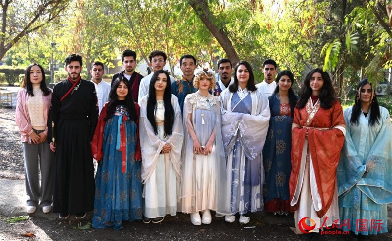 部分參加活動(dòng)的師生合影。人民網(wǎng)伊納斯·易卜拉欣攝