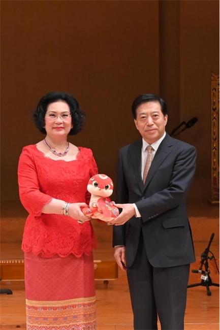 中國(guó)駐泰國(guó)大使韓志強(qiáng)與國(guó)際奧委會(huì)委員、泰國(guó)愛(ài)樂(lè)樂(lè)團(tuán)董事會(huì)主席坤仁帕塔瑪共同出席音樂(lè)會(huì)。主辦方供圖