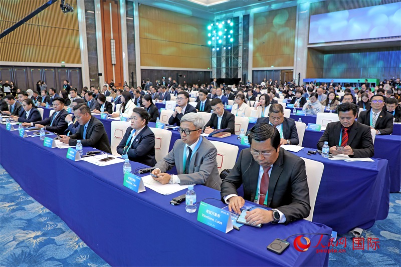 這是1月16日在南寧國際會展中心拍攝的“世界市長對話·南寧”活動現(xiàn)場。人民網(wǎng)記者 趙益普攝