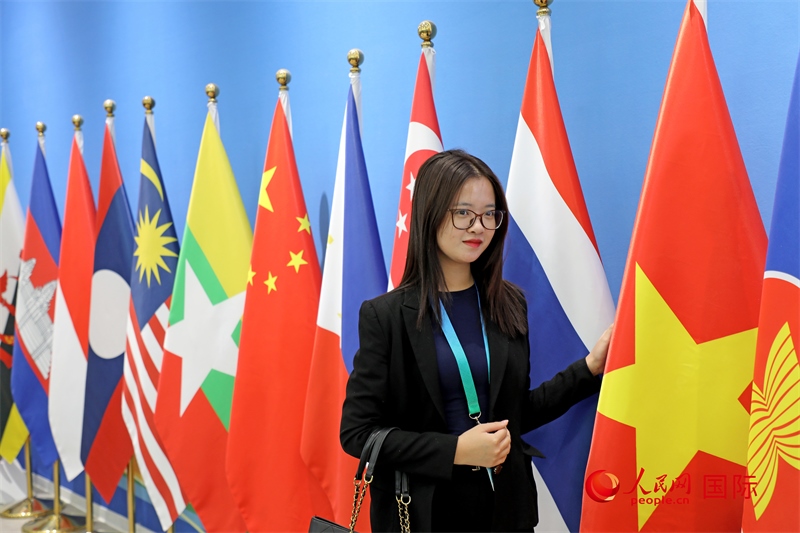 越南芒街市參會代表在南寧國際會展中心參觀。人民網(wǎng)記者 趙益普攝