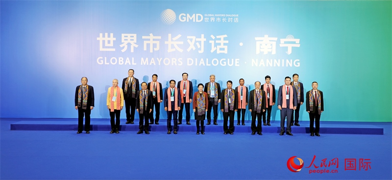 在南寧國際會展中心金桂花廳外，參加活動的中國和東盟國家市長合影留念。人民網(wǎng)記者 趙益普攝