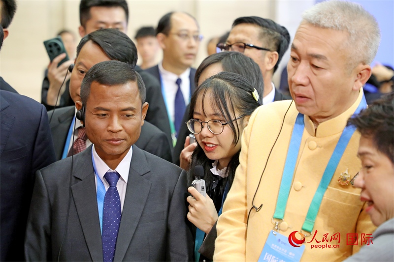 東盟國家市長在觀看、體驗?zāi)蠈幏沁z展示。人民網(wǎng)記者 趙益普攝