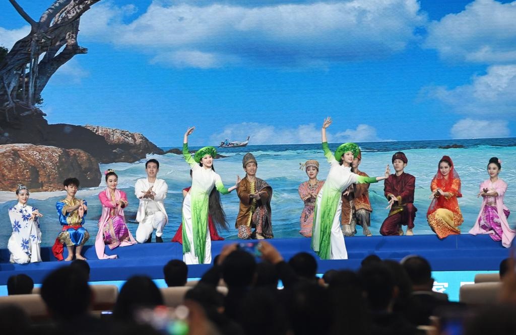 這是1月16日，在南寧國(guó)際會(huì)展中心，演員在“世界市長(zhǎng)對(duì)話·南寧”活動(dòng)間隙表演節(jié)目。新華社記者 陸波岸 攝