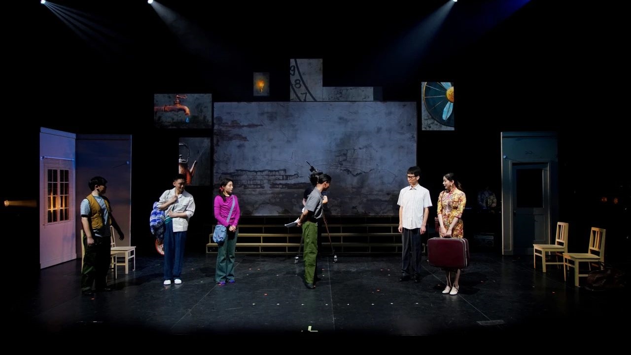話劇《布吉出租屋》劇照。中國(guó)國(guó)家話劇院供圖