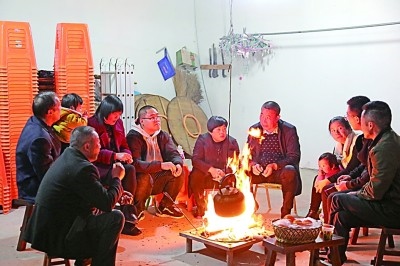 為討論蜜梨產(chǎn)業(yè)發(fā)展事宜，鸕鳥鎮(zhèn)開展“圍爐夜話”。資料圖片