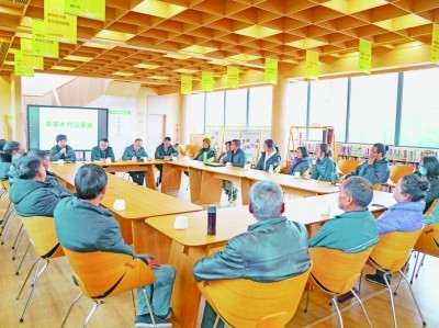 各種形式的民主協(xié)商議事會在余杭區(qū)落地生花。圖為黃湖鎮(zhèn)就共富工坊工作召開未來鄉(xiāng)村議事會。資料圖片