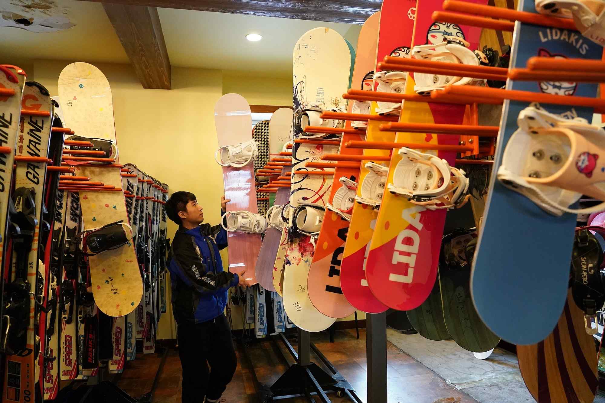 海拉爾滑雪場，工作人員在整理雪具