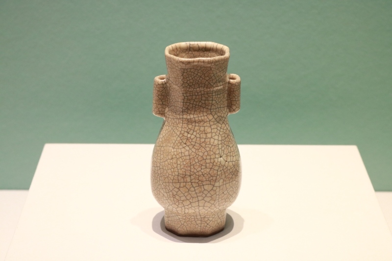 圖為故宮博物院藏宋代哥窯米黃釉貫耳瓶。