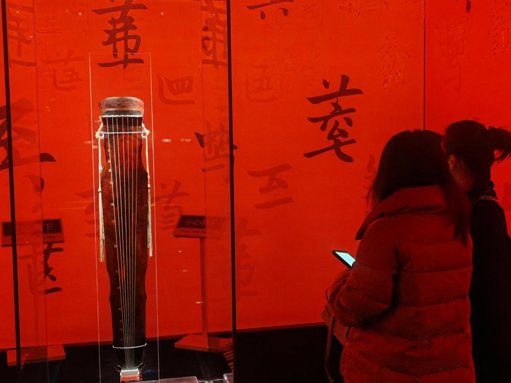 近日，在浙江省博物館之江館區(qū)，故宮博物館收藏的唐“大圣遺音”琴在“‘故宮·茶世界’觀茶——茶文化精品展”展出。新華社記者 馮源 攝