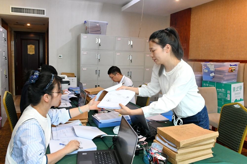 福州市委巡察機構(gòu)對全市法院系統(tǒng)開展提級聯(lián)動交叉巡察。在永泰縣駐地，巡察組工作人員查看財務憑證（2024年5月21日攝）。新華社記者 林善傳 攝