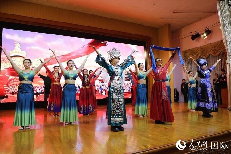 留俄學(xué)生進(jìn)行民族舞表演。人民網(wǎng)記者 隋鑫攝