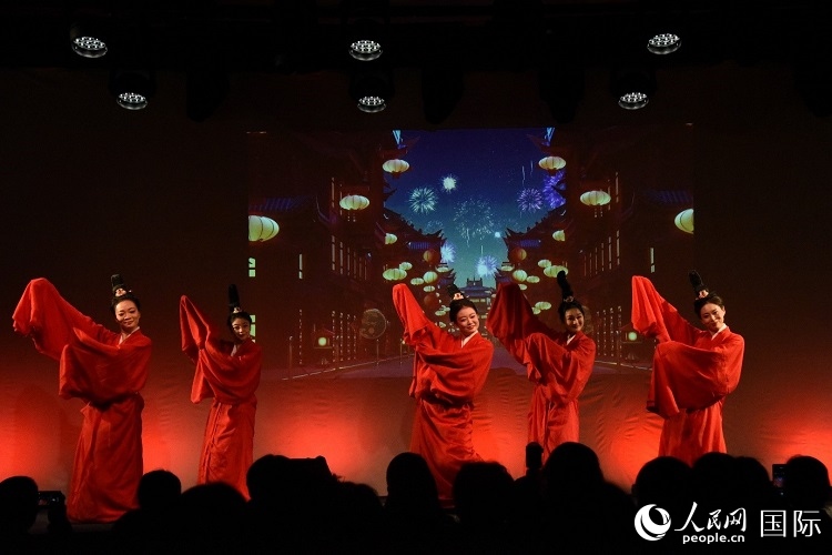 舞蹈《金蛇狂舞》。人民網(wǎng)記者 殷淼攝