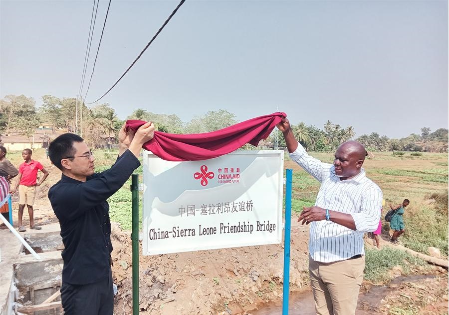 中國(guó)駐塞拉利昂大使王擎（左）和博城市市長(zhǎng)穆薩（右）為中國(guó)—塞拉利昂友誼橋揭牌。中國(guó)援塞農(nóng)業(yè)專家組供圖