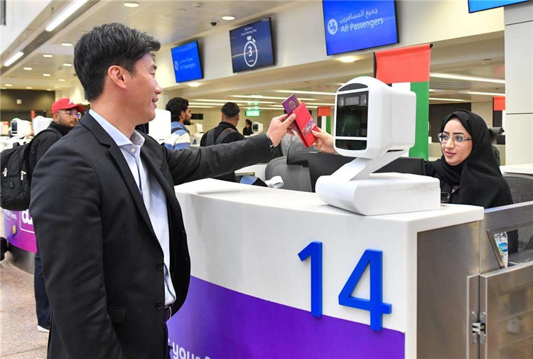 1月22日，迪拜免稅店聯(lián)合迪拜移民局向入境中國旅客贈送新年賀禮。迪拜移民局供圖