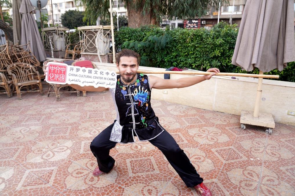 埃及民眾參與中國(guó)文化體驗(yàn)活動(dòng)。開(kāi)羅中國(guó)文化中心供圖