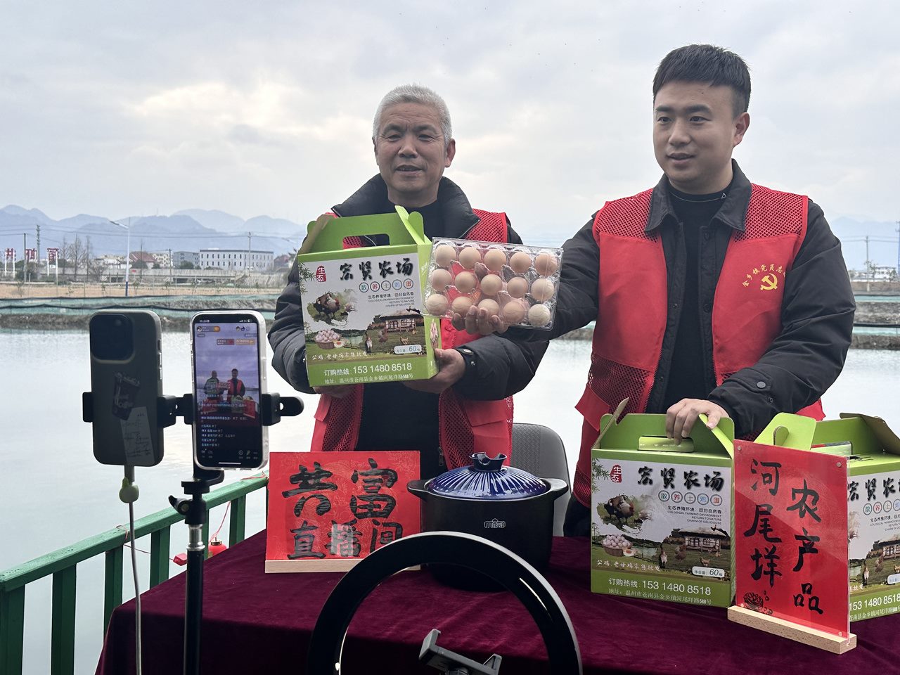 在蒼南金鄉(xiāng)鎮(zhèn)，永興、半浹連、河尾垟?shù)犬?dāng)年受災(zāi)的臨近村落，正連片建設(shè)美麗江南水鄉(xiāng)新景。圖為河尾垟村設(shè)在河邊的“共富直播間”。金鄉(xiāng)鎮(zhèn) 供圖