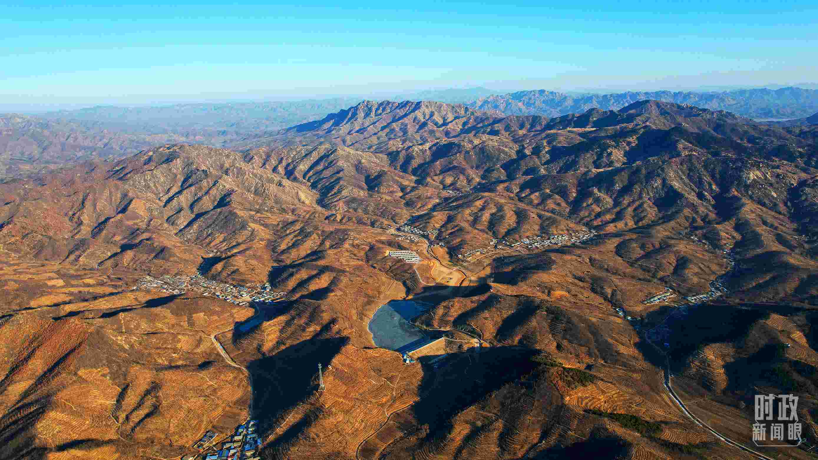 俯瞰祝家溝村。（總臺央視記者范凱拍攝）