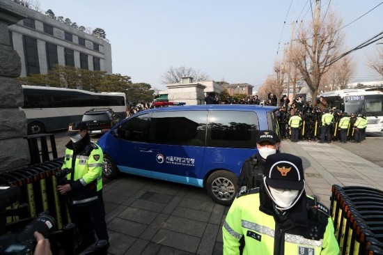  1月21日，尹錫悅乘坐的車輛進(jìn)入韓國(guó)首爾的憲法法院。新華社記者姚琪琳攝