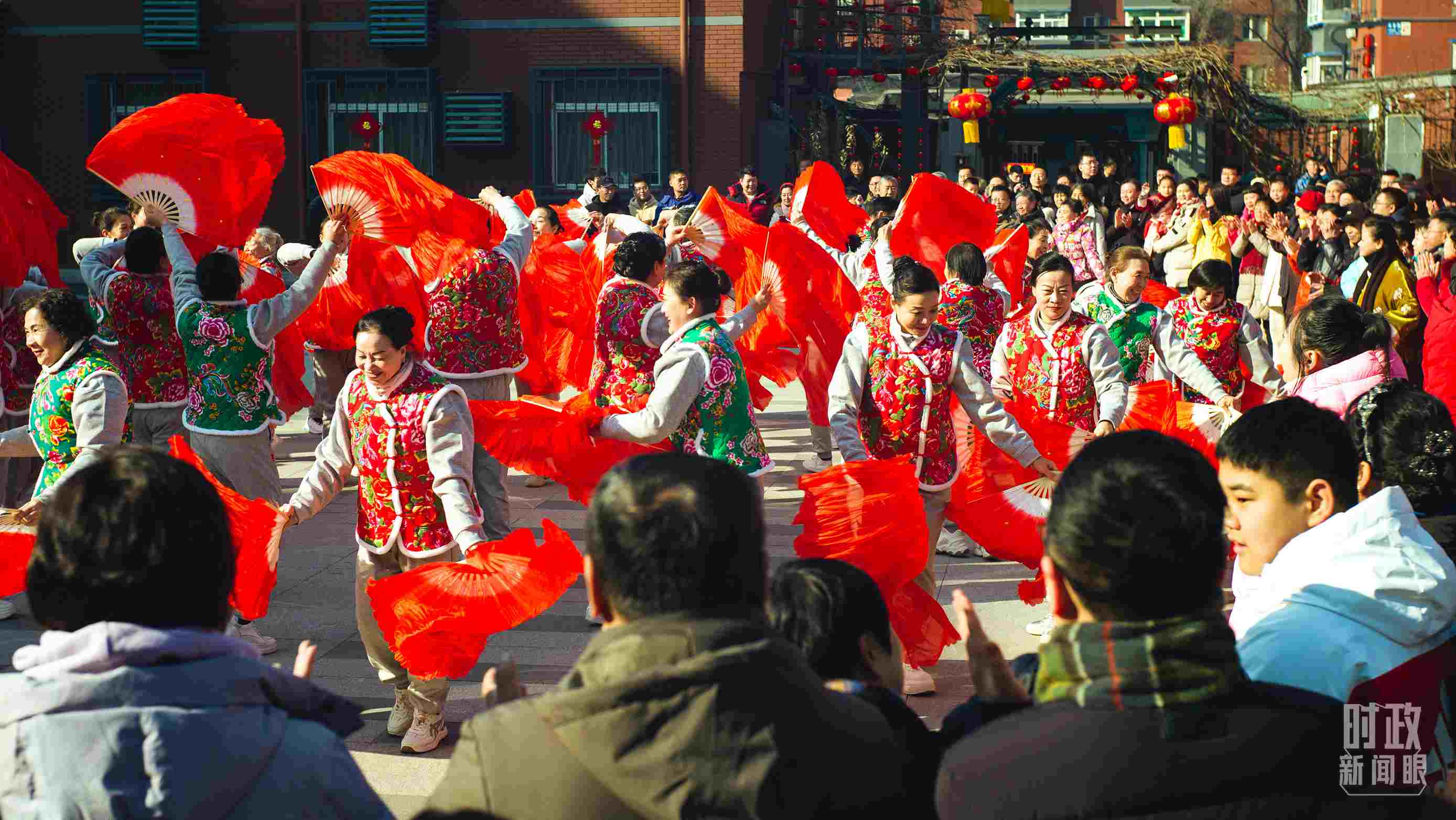 長安小區(qū)文化廣場上，居民們扭起歡快的秧歌。（總臺央視記者彭漢明拍攝）