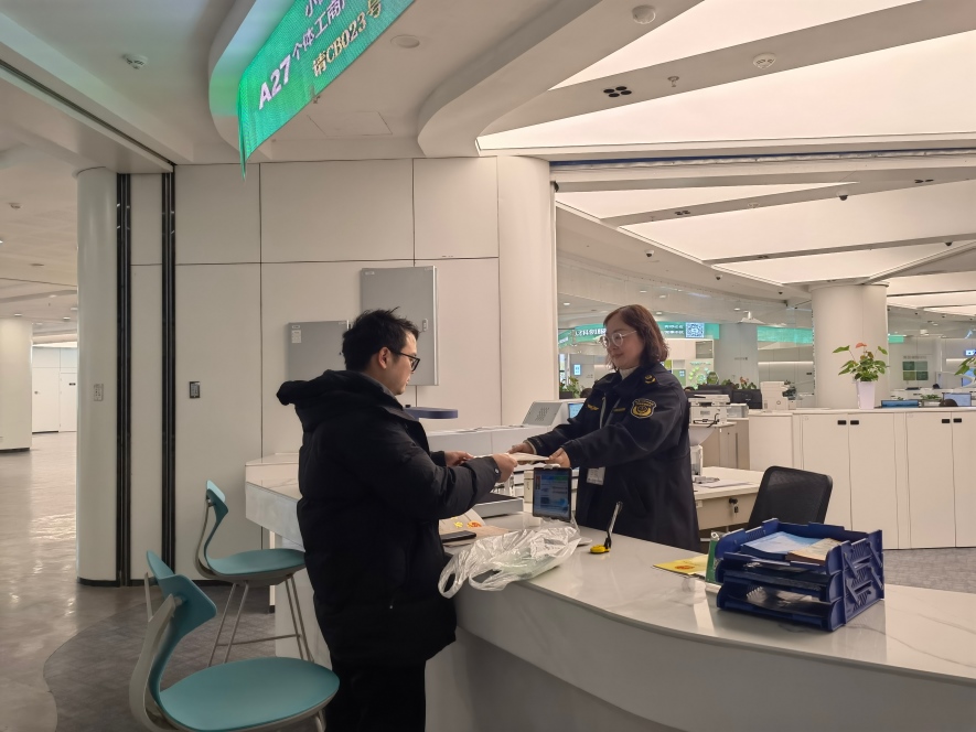 企業(yè)在出證窗口“一站式”領(lǐng)取變更后的營業(yè)執(zhí)照。圖片來源：浙江衢州市市場(chǎng)監(jiān)督管理局