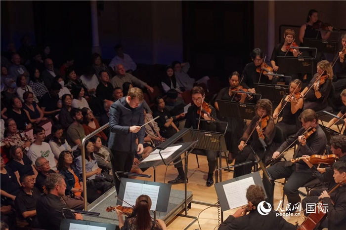 奧克蘭市政廳《空?！方豁懬莩霈F(xiàn)場。張波若攝