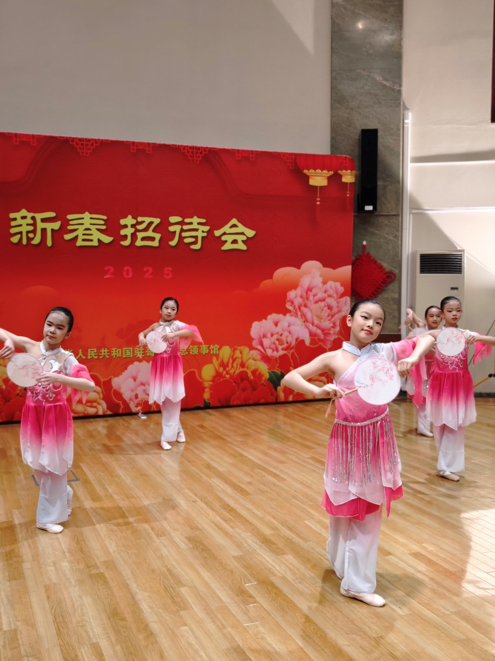 兒童舞蹈表演。中國駐哥德堡總領館供圖