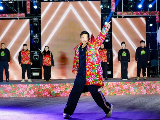 健身教練劉畊宏耐心帶領(lǐng)現(xiàn)場以及線上的朋友們進行熱身。人民網(wǎng)記者 許維娜攝