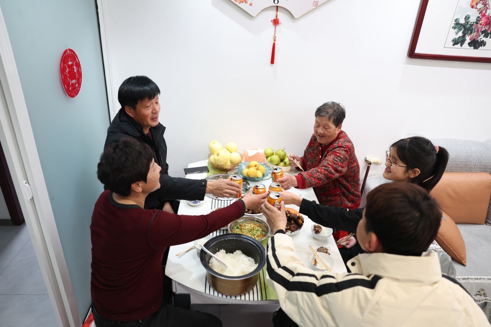 2025年1月22日，遼寧省葫蘆島市綏中縣祝家溝村村民朱西存一家在新房里。新華社記者姚劍鋒 攝