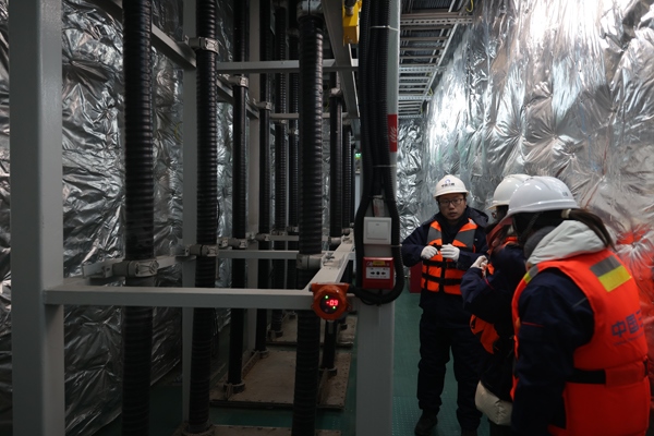 運(yùn)維人員在風(fēng)電場(chǎng)海上升壓站上進(jìn)行巡視檢查。受訪者供圖