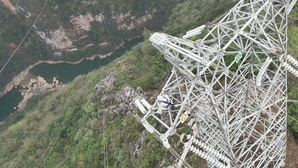 羅統(tǒng)在魯馬Ⅰ線1號(hào)塔上進(jìn)行帶電作業(yè)。受訪者供圖