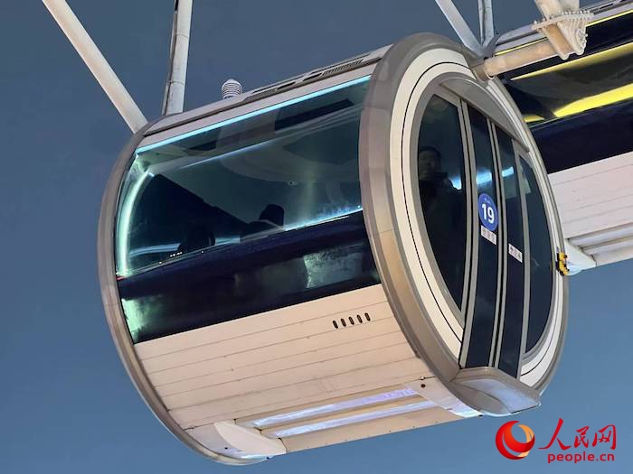 安裝了四要素微型氣象站的摩天輪轎廂。人民網(wǎng) 高清揚(yáng)攝