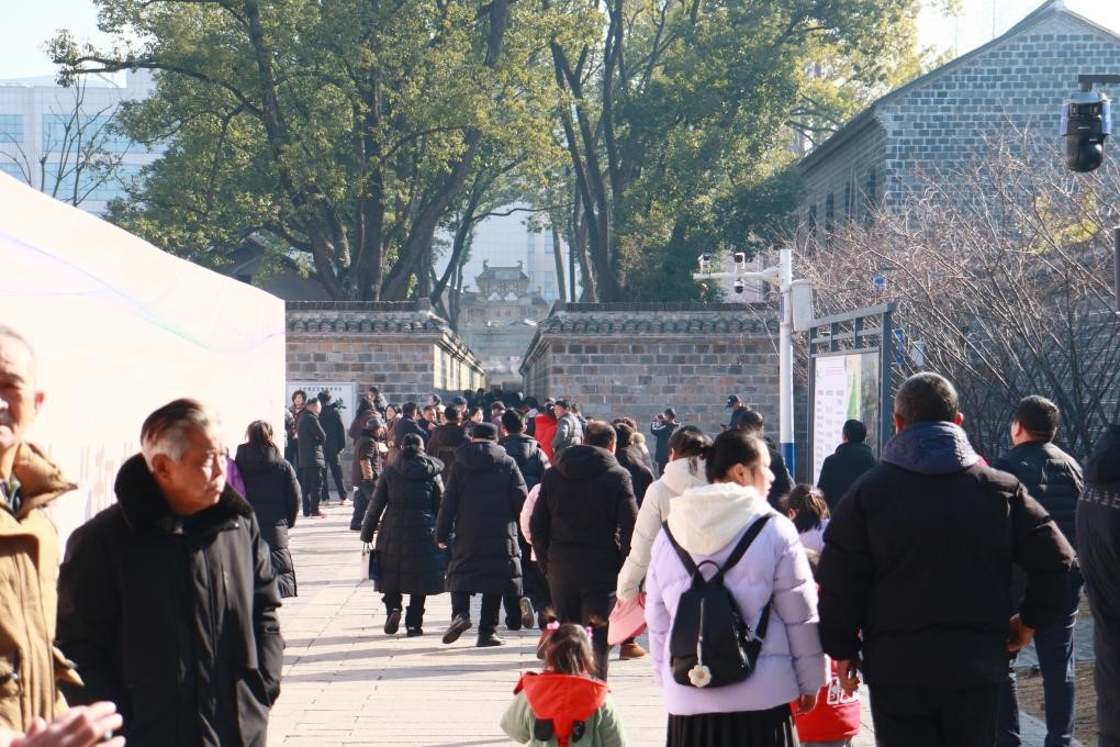 1月29日，游客在安徽省桐城市的六尺巷游覽。新華社記者 許諾 攝