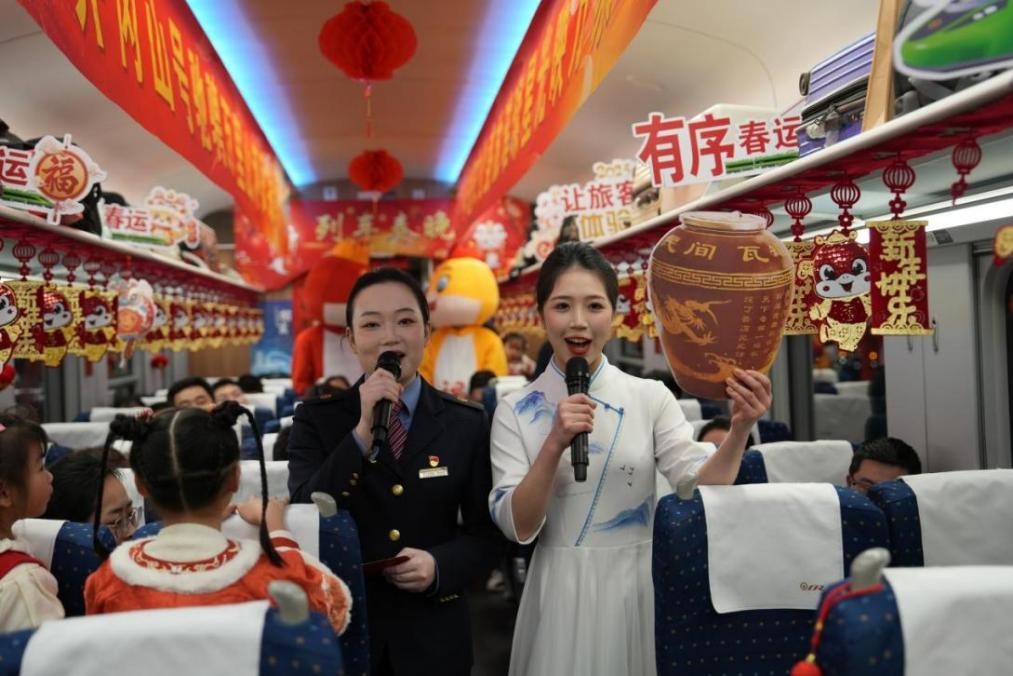 列車乘務(wù)員向旅客介紹江西美食——瓦罐湯。人民網(wǎng) 歐陽易佳攝