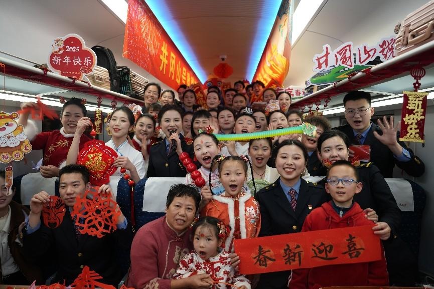 全體演職人員與旅客大合影。人民網(wǎng) 歐陽易佳攝