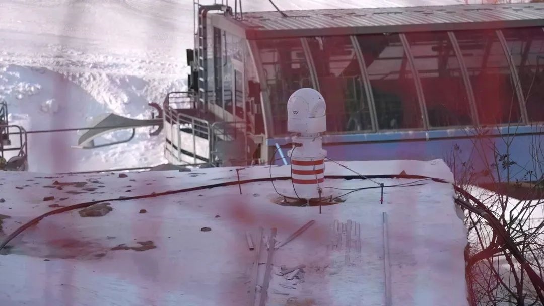 設在坡面障礙技巧和大跳臺雪道旁的激光測風雷達。氣象部門供圖