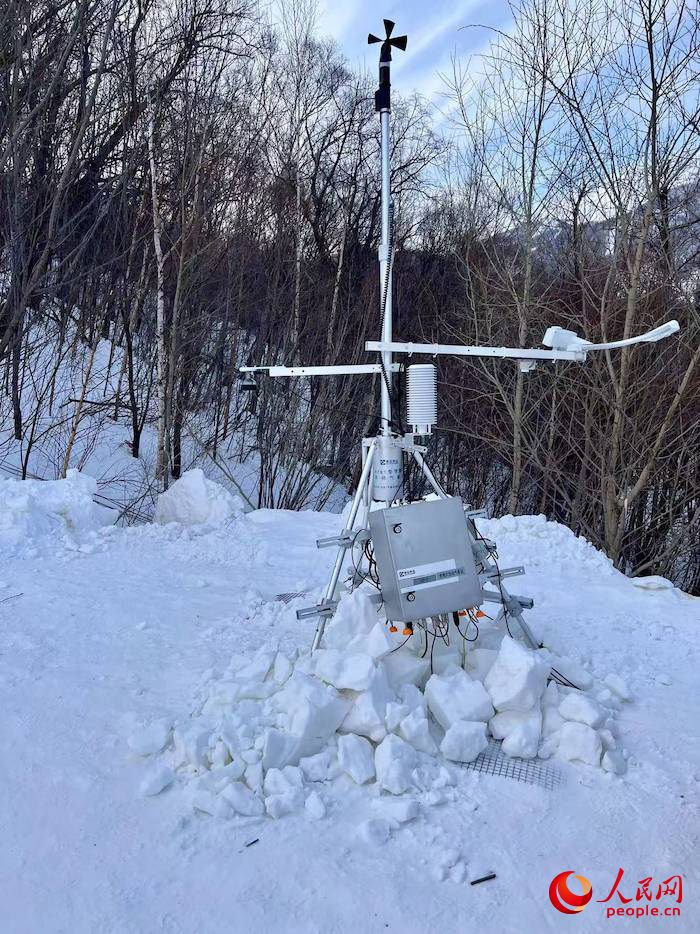 設置在賽道附近的便攜式自動氣象站。人民網(wǎng) 高清揚攝