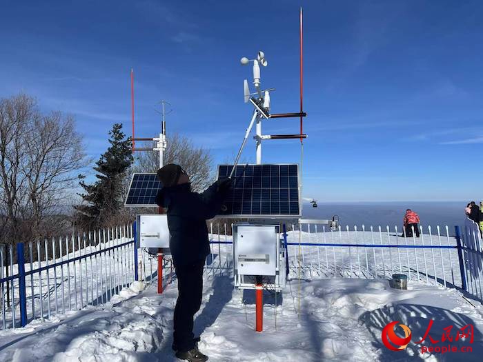 工作人員正在對氣象設備進行日常維護。人民網(wǎng) 高清揚攝