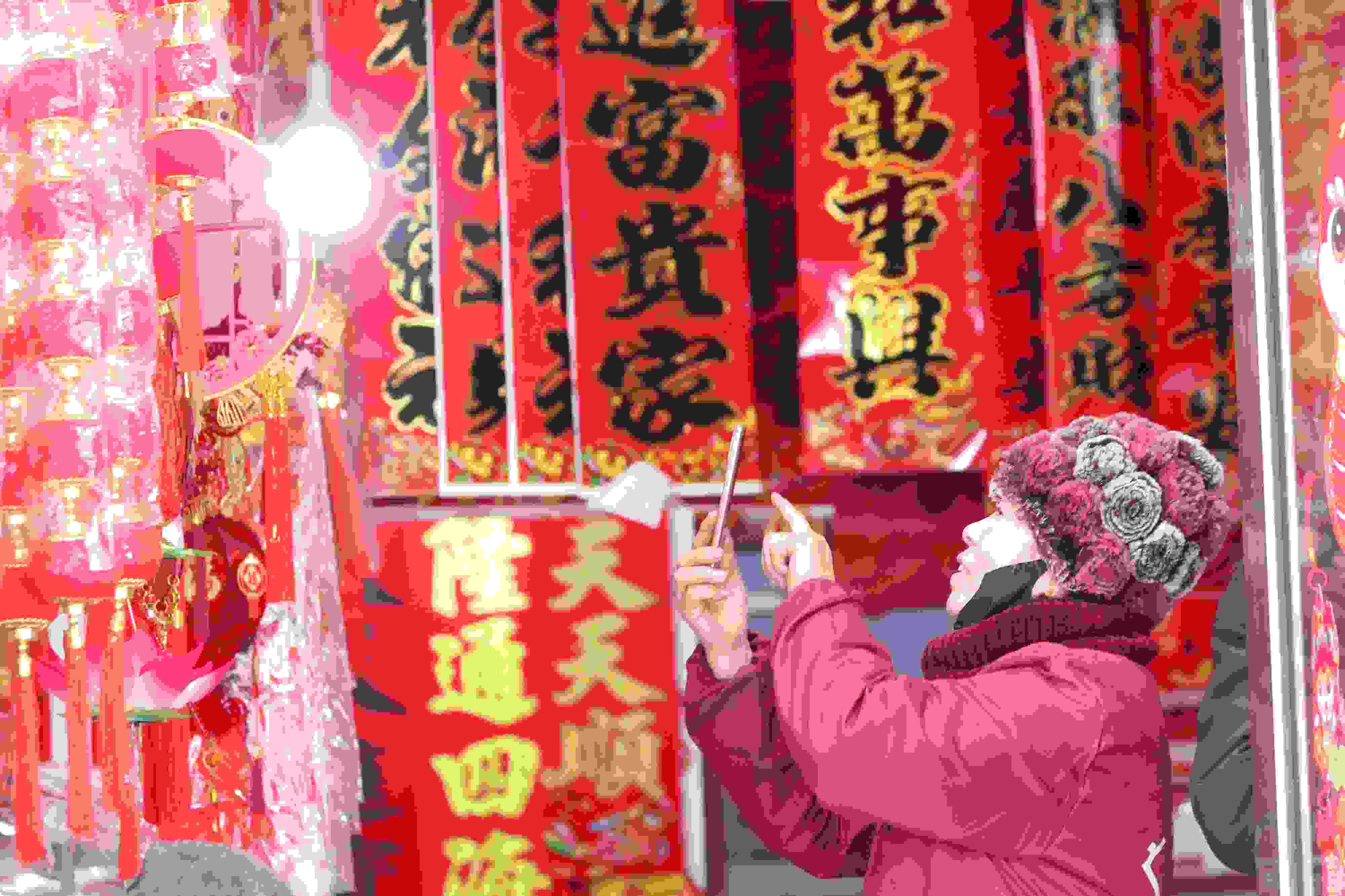 2025年1月5日，在山東省高密市夏莊鎮(zhèn)東李家村，商戶通過手機(jī)在網(wǎng)上推銷新春飾品。