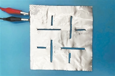 帶有矩形孔的袋式電池。圖片來(lái)源：英國(guó)《新科學(xué)家》雜志網(wǎng)站