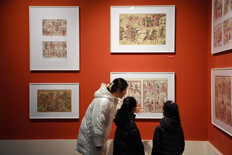 2023年2月3日，游客在河北武強(qiáng)年畫博物館內(nèi)參觀。