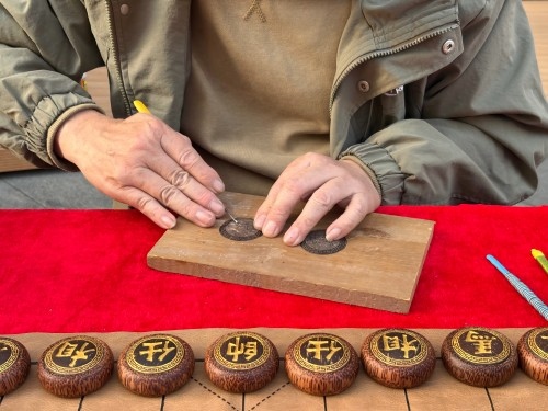 柯秋楓正在雕刻。人民網(wǎng) 陳葉欣攝