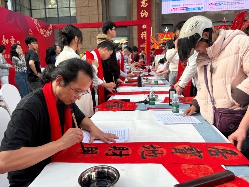 活動(dòng)現(xiàn)場(chǎng)贈(zèng)送春聯(lián)和福字。人民網(wǎng) 陳葉欣攝