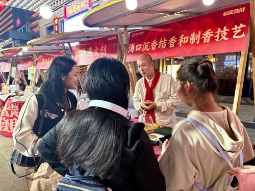 魏希望在非遺集市上介紹沉香。人民網(wǎng) 陳葉欣攝