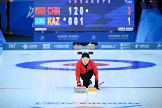 2月4日，中國隊(duì)選手韓雨在比賽中擲壺。新華社記者 江漢 攝