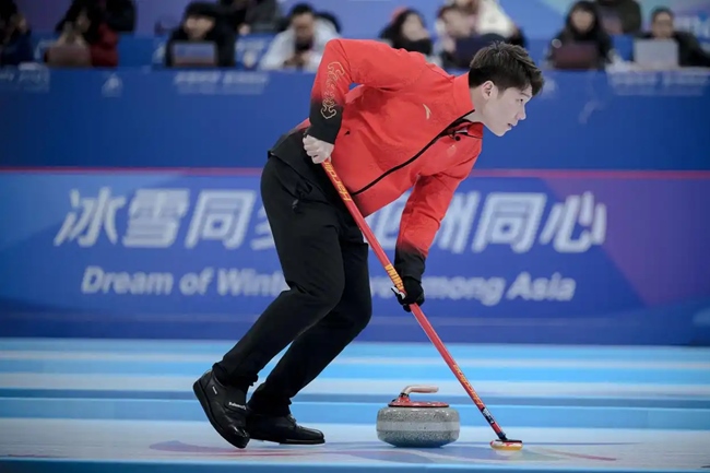 2月4日，中國隊(duì)選手王智宇在比賽中擦冰。新華社記者 江漢 攝